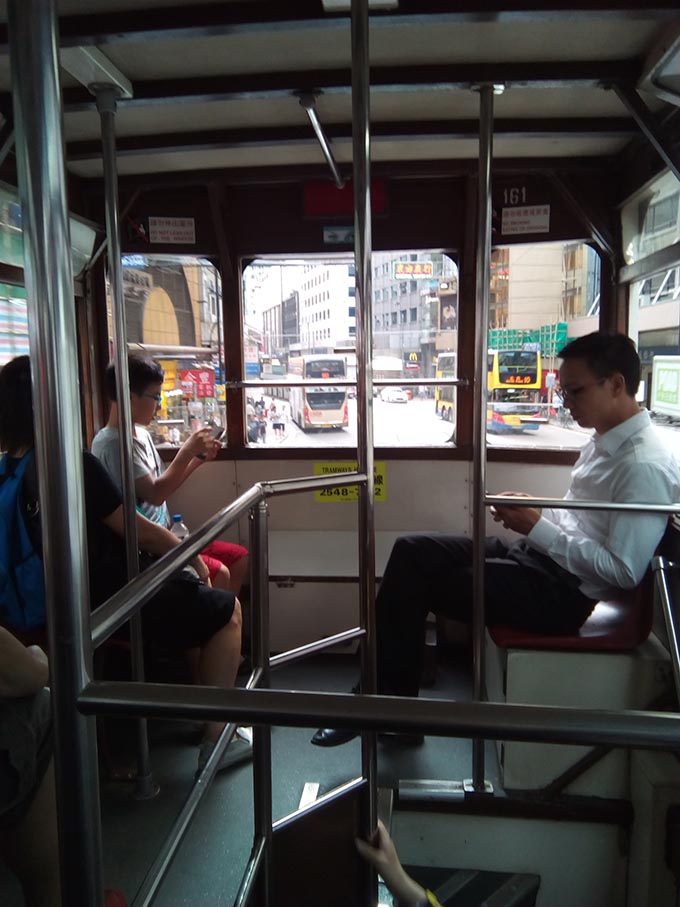 香港トラムに夫婦で乗車　内部